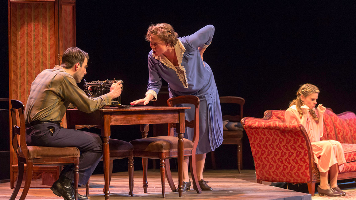 Zachary Quinto as Tom, Cherry Jones as Amanda Celia Keenan-Bolger as Laura in <em>The Glass Menagerie</em>.